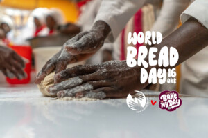 En bild som illustrerar World Bread Day. En bagare som bakar bröd.